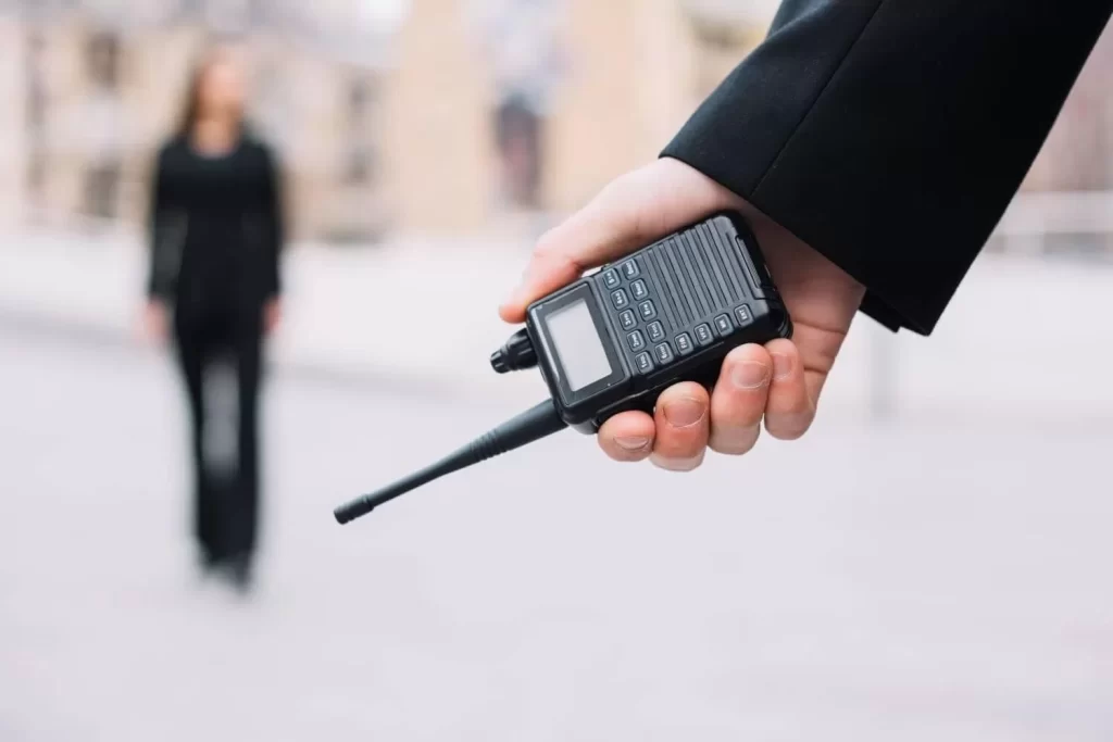 vigilante patrimonial tomando medidas necessárias para proteger as pessoas