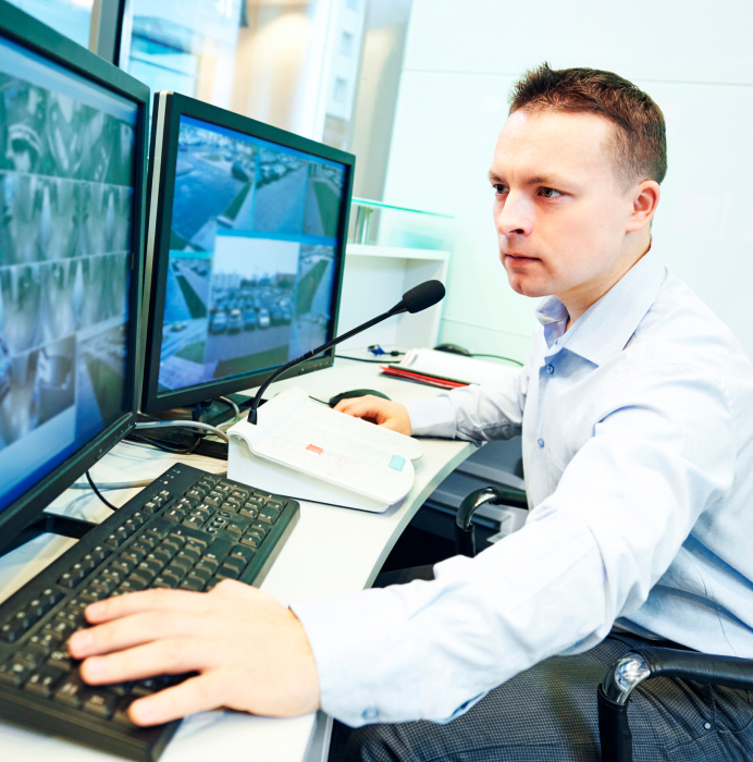 homem fazendo o monitoramento da portaria remota