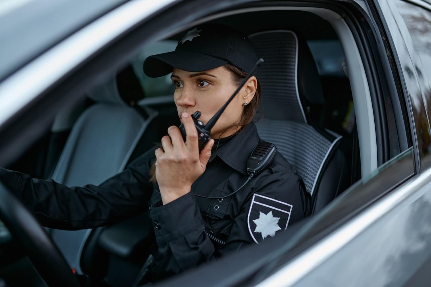mulher realizando ronda motorizada