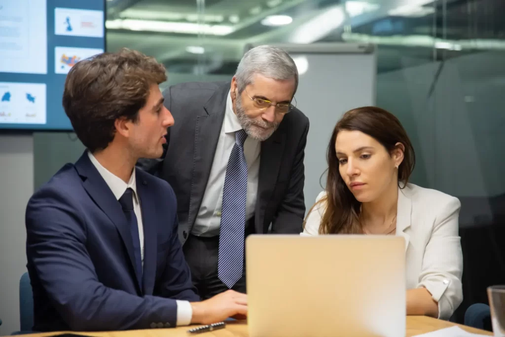 Grupo de executivos em escritório discutindo sobre implantação de segurança corporativa