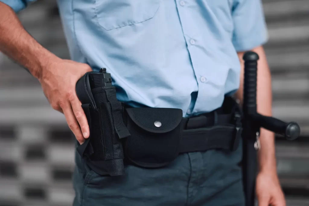 Segurança usando tonfa e arma não letal