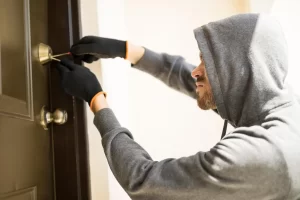 Pessoa entrando em uma casa que não tem prevenção de furtos e roubos