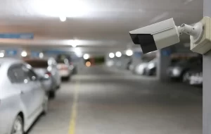 Câmera com leitura de placas de veículos na entrada do estacionamento de uma empresa