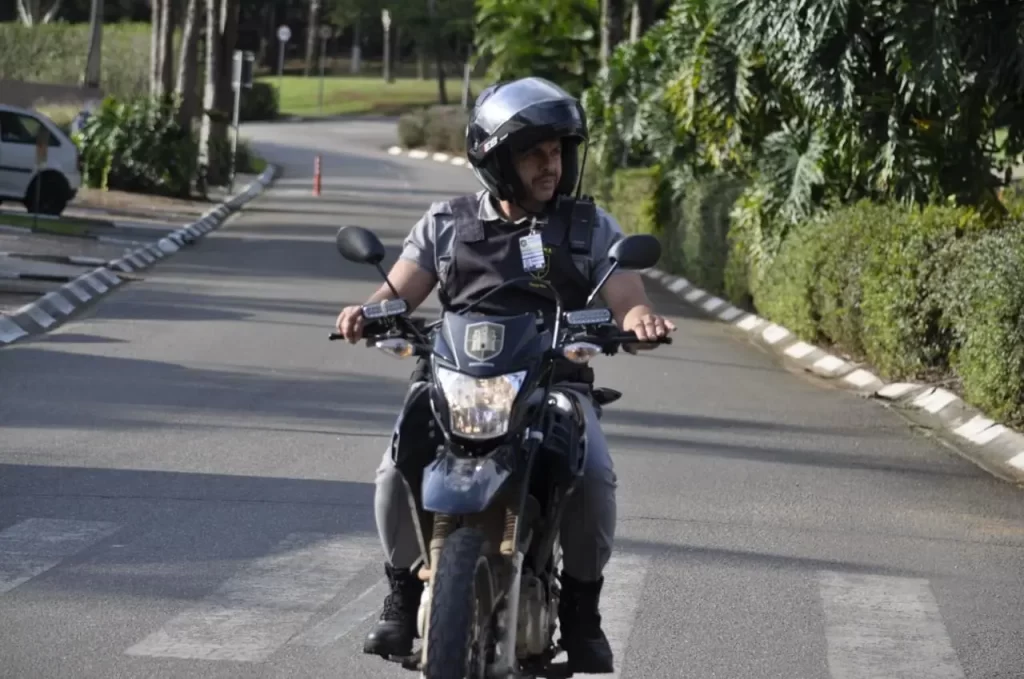 Segurança em uma moto realizando seu trabalho em conjunto de um serviço de monitoramento eletrônico eficaz