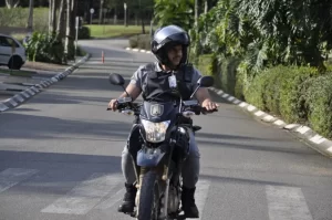 Segurança em uma moto realizando seu trabalho em conjunto de um serviço de monitoramento eletrônico eficaz