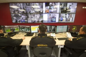 Pessoa utilizando equipamentos de monitoramento inteligente