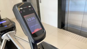 Mulher fazendo reconhecimento facial em condomínio para autorizar sua entrada