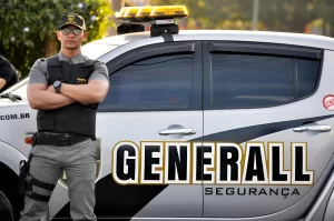 Vigilante uniformizado e armado em frente a veículo, ilustrando como funciona ronda motorizada