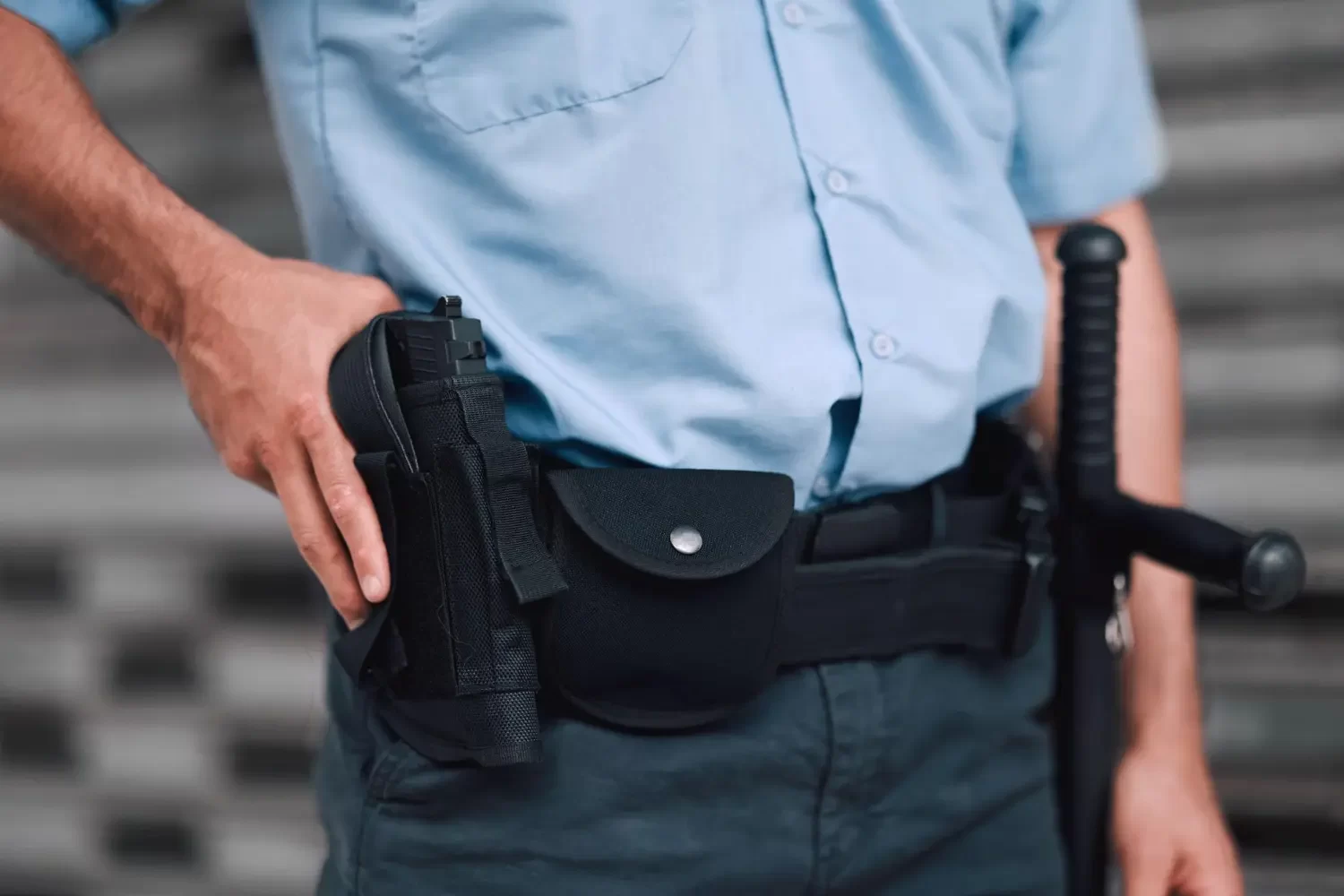 Segurança usando tonfa e arma não letal