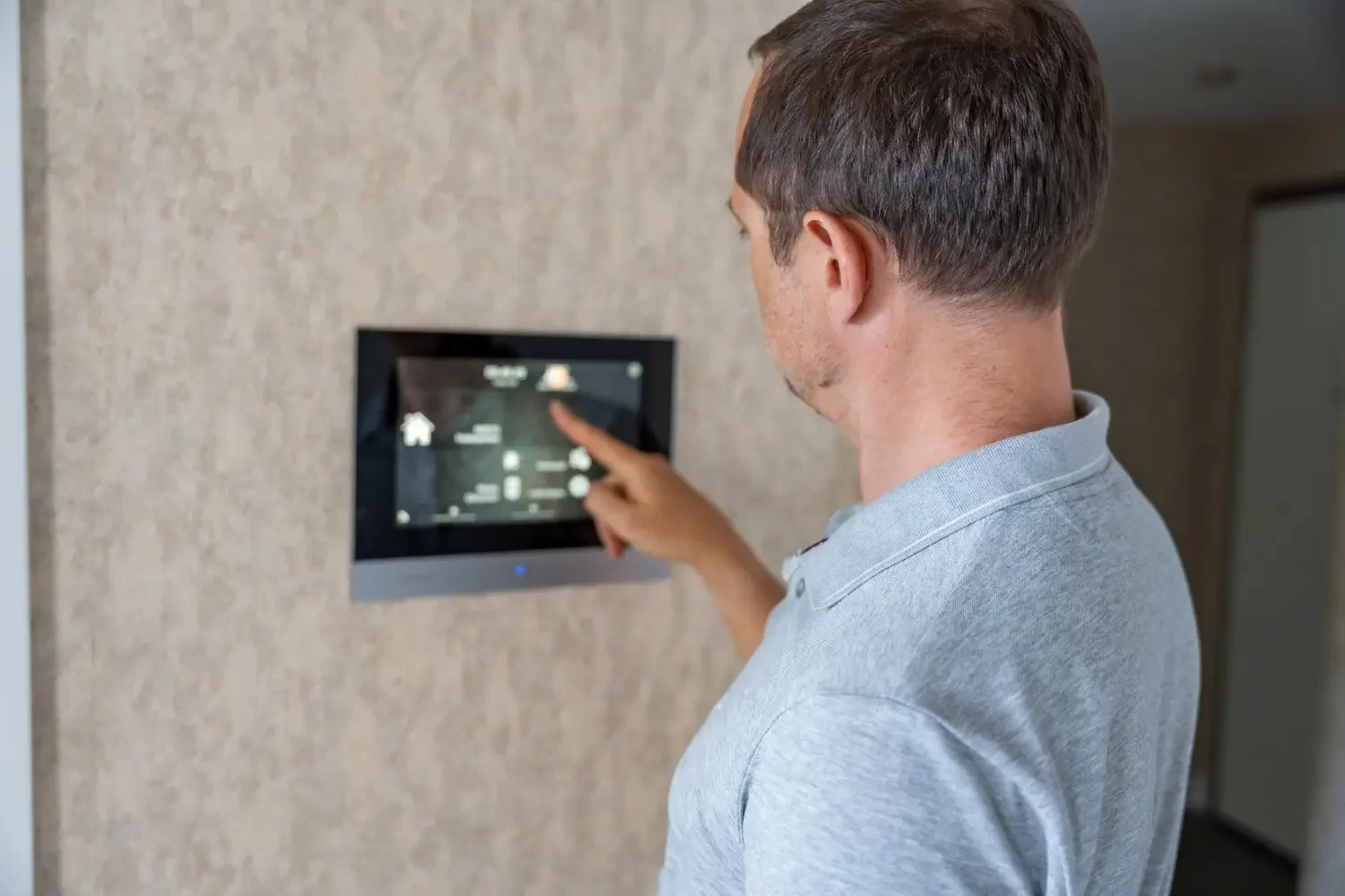 Homem aprendendo como funciona monitoramento de alarme enquanto instala alarme de segurança na sua residência.